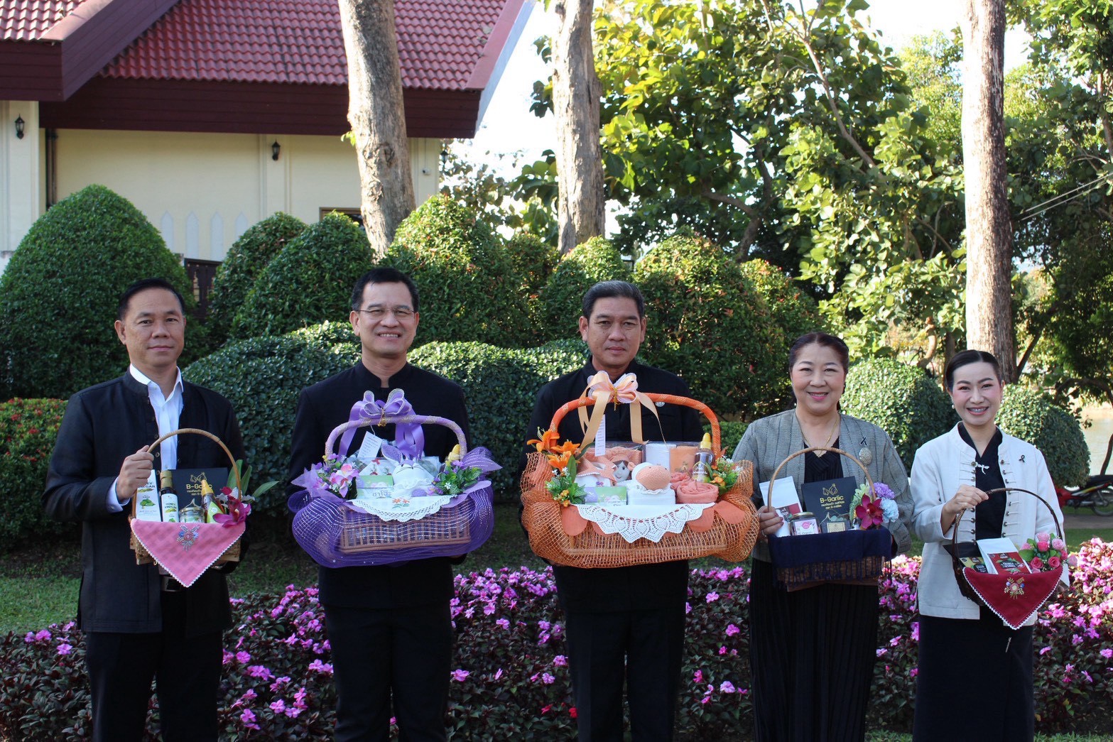 ✨จังหวัดเชียงใหม่ ประชาสัมพันธ์ ร่วมรณรงค์ใช้ผลิตภัณฑ์OTOP เป็นของขวัญส่งความสุขเทศกาลปีใหม่ ใกล้ถึงเทศกาลปีใหม่ 🎉 ส่งของขวัญแทนความห่วงใย ส่งมอบสิ่งดีๆ ด้วยผลิตภัณฑ์ OTOP ให้คนที่คนรัก..🎀 จังหวัดเชียงใหม่ นำโดยนายรัฐพล  นราดิศร ผู้ว่าราชการจังหวัดเชียงใหม่ พร้อมด้วยหัวหน้าส่วนราชการ เชิญชวนทุกท่าน มาเลือกช้อปสินค้า "กระเช้าของขวัญ ของฝากปีใหม่ " 🎁 ✨สินค้าดีๆ มากมายจากหลากหลายอำเภอ✨ เราจัดมาให้เลือกซื้อ เลือกชมได้แบบจุใจ!! ติดต่อสอบถามเพิ่มเติมได้ที่ 📢 : สำนักงานพัฒนาชุมชนจังหวัดเชียงใหม่