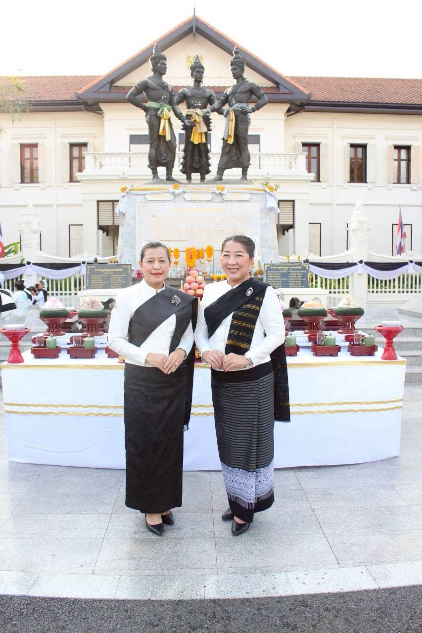 พช.เชียงใหม่ ร่วมฟ้อนเทียนเพื่อแสดงความอาลัยและน้อมรำลึกในพระมหากรุณาธิคุณ เนื่องในวาระครบ 100 วัน แห่งการสวรรคตของพระพันปีหลวง