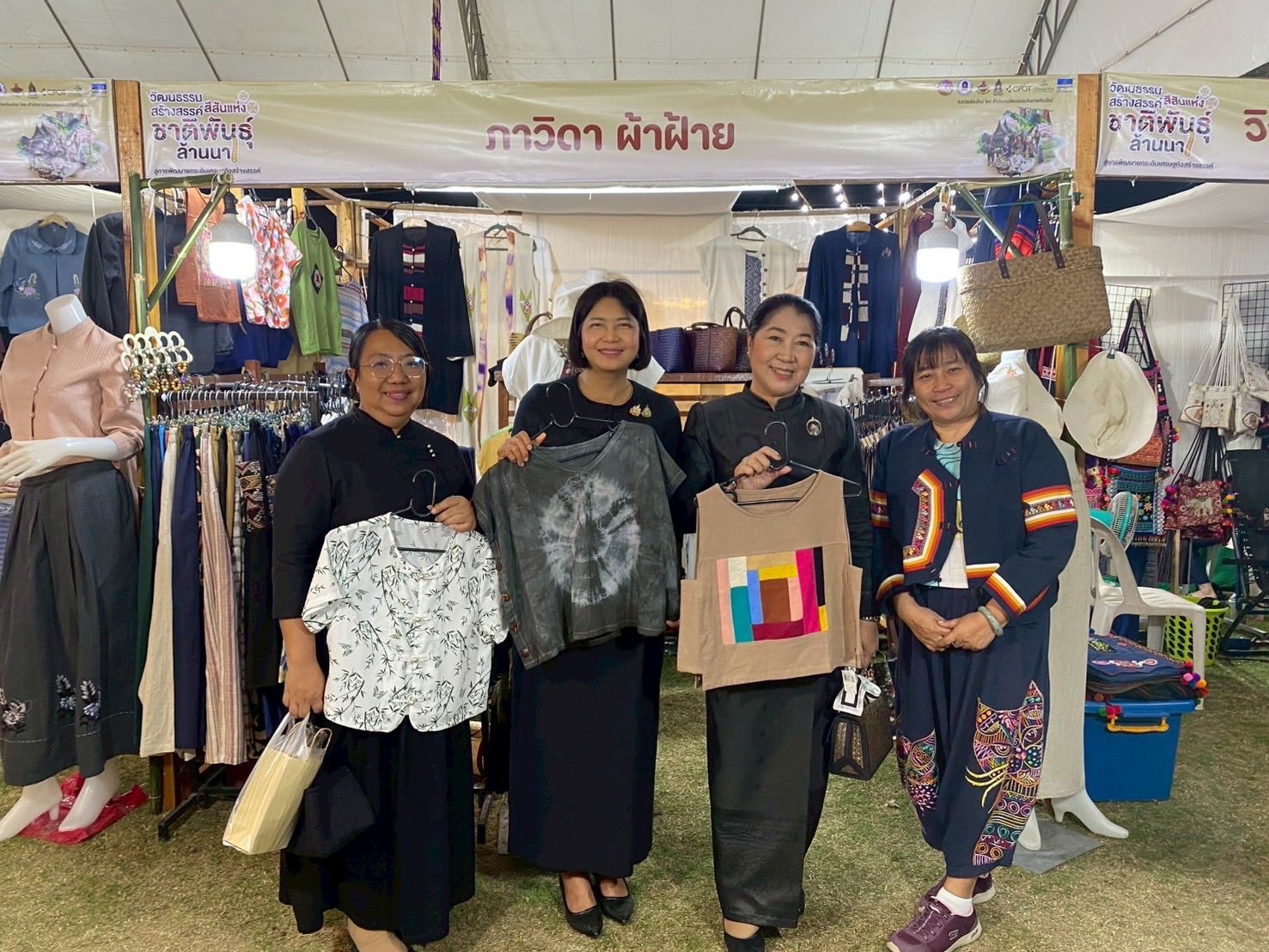 พช.เชียงใหม่ พบปะให้กำลังใจผู้ประกอบการที่ร่วมจำหน่ายสินค้าในงาน “วัฒนธรรมสร้างสรรค์ สีสันแห่งการท่องเที่ยวชาติพันธุ์ล้านนา” 