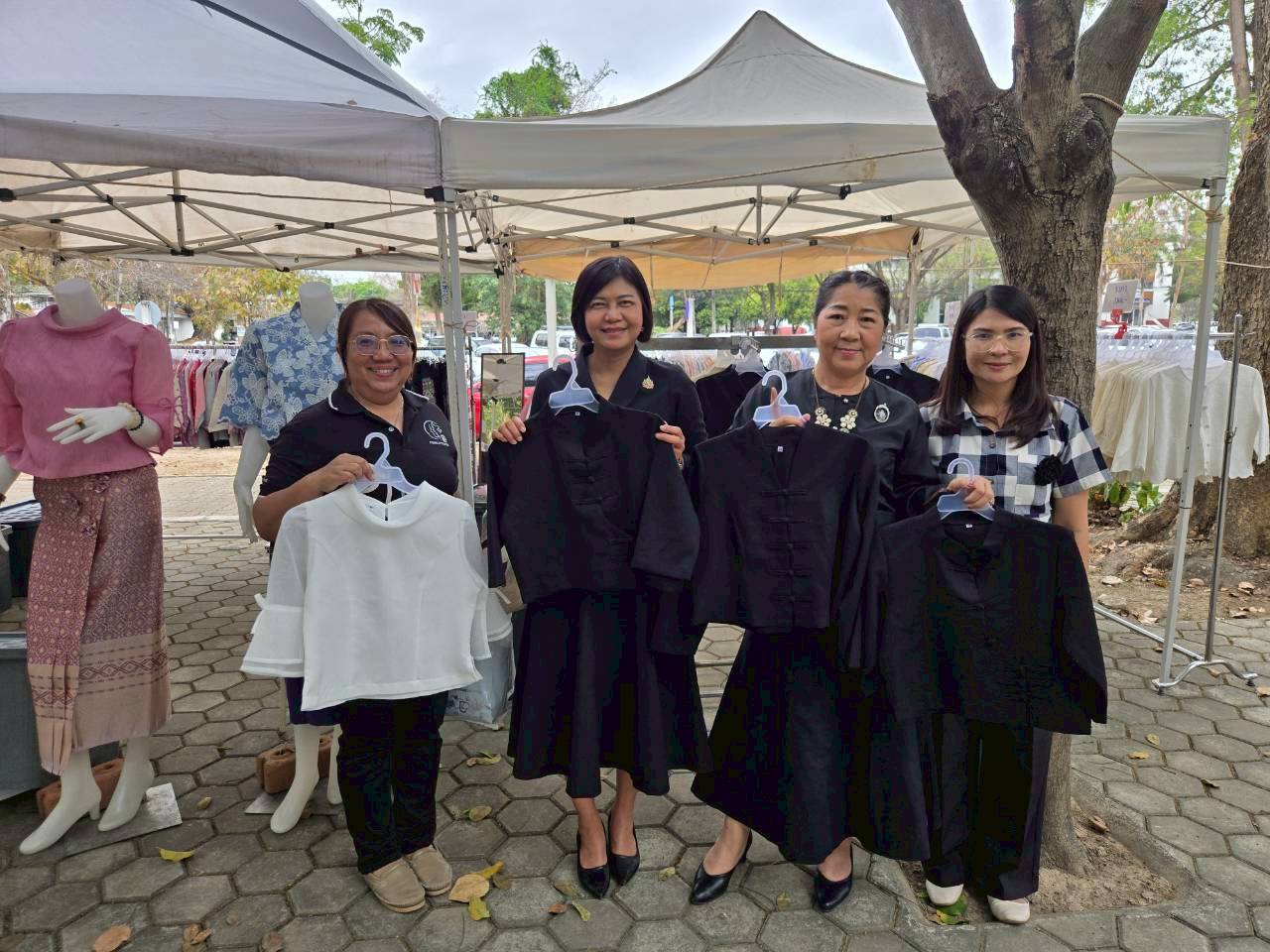 พช.เชียงใหม่จัดตลาดนัดไทยช่วยไทย คนไทยยิ้มได้ บริเวณศูนย์ราชการจังหวัดเชียงใหม่