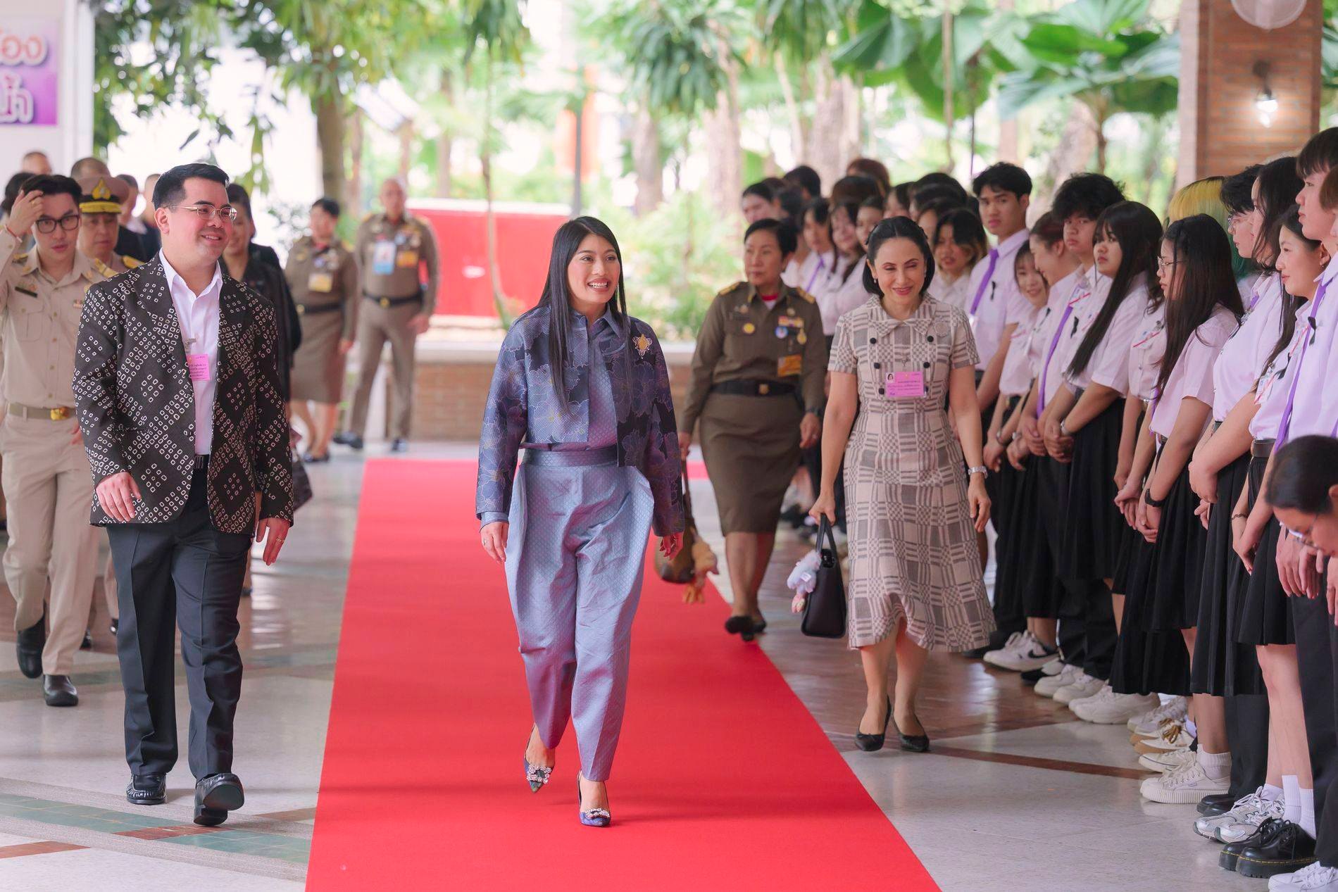 สมเด็จพระเจ้าลูกเธอ เจ้าฟ้าสิริวัณณวรี นารีรัตนราชกัญญา เสด็จทอดพระเนตรนิทรรศการและการจัดแสดงผลงานภูมิปัญญาผ้าไทยและงานหัตถกรรมชุมชนภาคเหนือ ณ จังหวัดเชียงใหม่