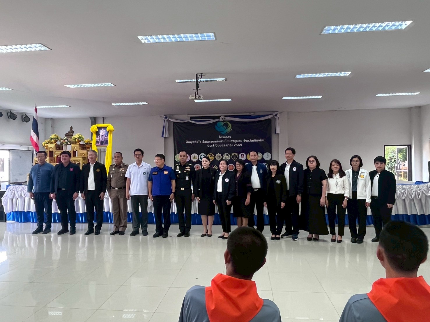 พช.เชียงใหม่ ร่วมบูรณาการขับเคลื่อน “โครงการฟื้นฟูพลังใจ อ้อมกอดแห่งสายใยของชุมชน” คืนคนดีสู่สังคม 🤝 🗓 วันพุธที่ 22 เมษายน 2569 เวลา 10.00 น. 📍 ณ ห้องประชุมกองร้อยอาสารักษาดินแดนจังหวัดเชียงใหม่ที่ 1 อำเภอเมืองเชียงใหม่ จังหวัดเชียงใหม่ นายชัชวาลย์ ปัญญา รองผู้ว่าราชการจังหวัดเชียงใหม่ เป็นประธานในพิธีเปิดโครงการฟื้นฟูพลังใจ อ้อมกอดแห่งสายใยของชุมชน จังหวัดเชียงใหม่ ประจำปีงบประมาณ พ.ศ. 2569 โดยมีผู้แทนผู้อำนวยการสำนักงานป้องกันและปราบปรามยาเสพติด (ปปส.) ภาค 5 เป็นผู้กล่าวรายงานวัตถุประสงค์ขอ
